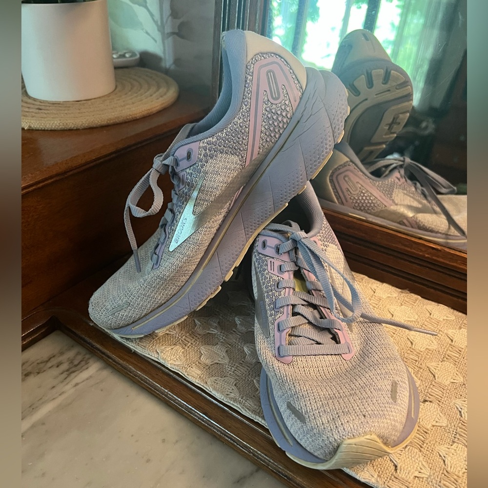 BROOKS Classic Ghost 14 Athletic Running Sneakers Purple and Silver Women's 7.5